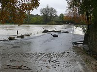 Le Vidourle submerge le pont entre Aubais et Villetelle (2010).