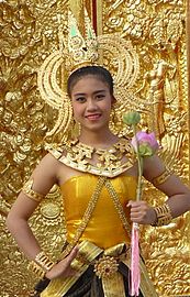 Kostum penari Thailand sebagai bidadari.