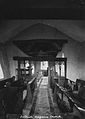 Interior de una iglesia galesa medieval (foto de 1910)