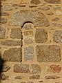 Fenêtre romane obstruée de l'église Saint-Médard.