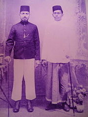 Alwi bin Abdullah bin Alwi bin Syekh al-Habshi (kiri), Kapten Arab di Barabai.