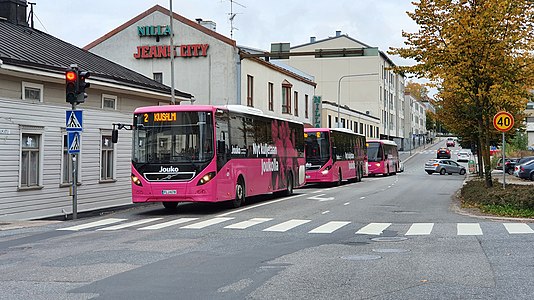 Joukon kaupunkibusseja Koulukadulla Lappeenrannan keskustassa syksyllä 2020.