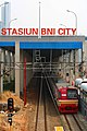 KRL Commuter Line melintas langsung Stasiun BNI City.