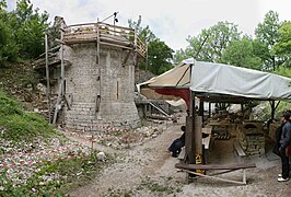 Les ruines du château de Noyers-sur-Serein, en cours de restauration en 2011.