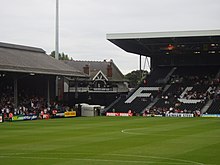 Photographie montrant une vue d'un angle du stade de Craven Cottage situé à Londres.