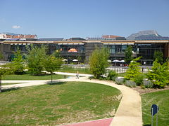 Le centre commercial depuis le jardin public.