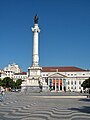 IV. Péter király szobra a Rossio-ban, háttérben a II. Mária Nemzeti Színház (Teatro Nacional D. Maria II).