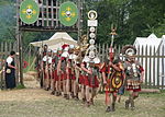 Groep Romeinse soldaten met voorop de aquilifer (standaarddrager)