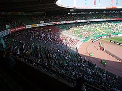 Curva Oest de l'estadi Weser amb l'afició (seients vermells)