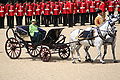 La regina Elisabetta su una Phaeton, trainata da cavalli Windsor Grey, nel 2007 a Trooping the Colour