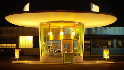 Voormalig benzinestation, nu snackbar, in Dorsten-Feldmark (onder monumentenzorg als bijzondere jaren-1950- architectuur)