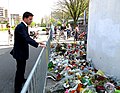 Premier Mark Rutte bekijkt de bloemenzee voor winkelcentrum De Ridderhof tien dagen na afloop van de herdenking.