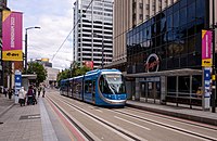 West Midlands Metro Niederflurstraßenbahn, die teilweise eine frühere Eisenbahntrasse nutzt