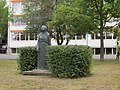 Bronzeplastik vor der Käthe-Kollwitz Schule