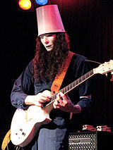 Gitarristerna Buckethead och Richard Fortus blev medlemmar i Guns N' Roses 2000, respektive 2001.