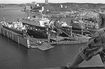 Vy över varvets flytdockor, 1972, med bland andra M/S Apollo.