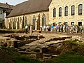 Binnenplaats met archeologische opgraving van middeleeuwse muurresten tijdens Open Monumentendag