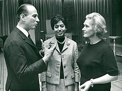 Göran Gentele (t.v.) med operasångerskorna Mattiwilda Dobbs och Elisabeth Schwarzkopf, 1966.