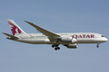 Sebuah Boeing 787-8 Qatar Airways dalam perjalanan ke Lapangan Terbang Zurich pada 2014. Setakat November 2012 (2012-11), Qatar Airways adalah syarikat penerbangan Teluk Parsi yang menggunakan 787.