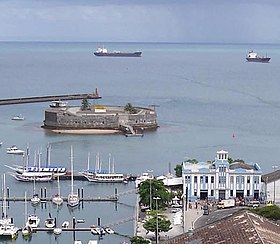 Vista del Fort de São Marcelo des de la ciutat de Salvador de Bahia.