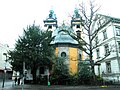 Mausoleum als polygonale Kapelle vor der Apsis des Langhauses