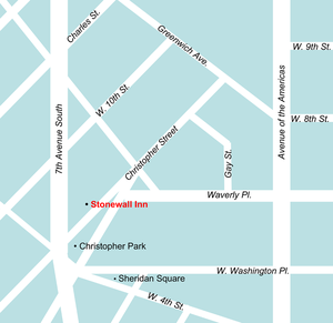 Un mapa dixital de color de la posición del Stonewall Inn nel barriu Greenwich Village qu'amuesa les cais diagonales que formen pequeñes cortes triangulares y cortes d'otres formes irregulares