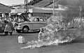 Thích Quảng Đức fue un monje budista mahāyāna vietnamita que se quemó hasta morir en una calle muy transitada de Saigón el 11 de junio durante el año del llamado incidente budista en 1963. Lo hizo en señal de protesta contra las persecuciones que sufrían los budistas por parte del gobierno de Ngô Đình Diệm. Después de su funeral, en el que sus restos fueron finalmente reducidos a cenizas, el corazón de Quảng Đức no se quemó;​​ fue recuperado y atesorado como una reliquia.​ Este hecho fue tomado como un símbolo de su compasión y llevó a los budistas vietnamitas a honrarlo como bodhisattva. Por Malcolm Browne para la Associated Press; subida por Ramaksoud2000.