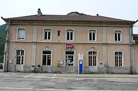 La gare côté parking et cour.