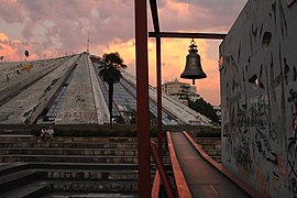 März: „Pyramide“ und Friedensglocke in Tirana