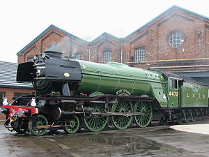 Flying Scotsman на заводе Doncaster Works в раскраске LNER, но с установленными дефлекторами дыма и двойной трубой, относящимися ко времени BR (2003)