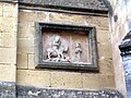 Cartouche de saint Georges sur l'église (août 2015).