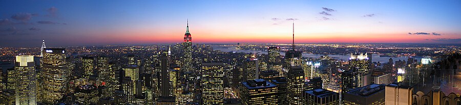 Panoráma mesta New York pri pohľade na juh z vyhliadkovej plošiny mrakodrapu GE Building, patriaceho do komplexu Rockefeller Center