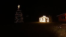 L’abete decorato con a fianco la natività