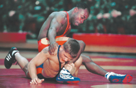 Andrell Durden (top) en Edward Harris tijdens de All-Marine Wrestle Offs 2001.