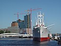 Cap San Diego im Hamburger Hafen. Im Hintergrund die Elbphilharmonie