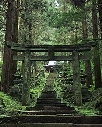 Pad met lantaarns naar Kamishikimi Kumanoimasu Shrine