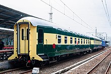 Kereta penumpang Djoko Kendil yang merupakan kereta penumpang buatan tahun 1938.