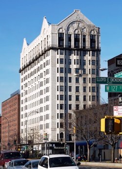 Hotel Theresa op die hoek van Adam Clayton Powell Jr. Boulevard en 125th Street.