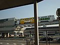 Osaka Monorail beim Verlassen des Flughafenbahnhofs