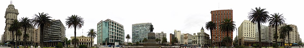 Panoramatická fotografia námestia Plaza Independencia zachytáva rôzne architektonické štýly mesta