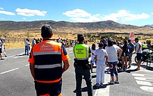 Agente de Protección Civil de la Mancomunidad de La Atalaya cooperando con la Guardia Civil en Trescasas durante la Vuelta Ciclista