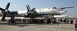 Tupolev Tu-95MS -pommikone Engelsin lentotukikohdassa (2005).