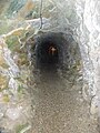 Le boyau creusé dans la roche dans lequel furent déposés les corps des 50 résistants fusillés le 13 juillet 1944 au fort de Penthièvre.