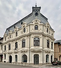 Casa Mița Biciclista (Strada Biserica Amzei nr. 9), de Nicolae C. Mihăescu, 1908[56] un exemplu de patrimoniu arhitectural restaurat, aspectul fiind extrem de apropiat de cel din timpul domniei lui Carol I, atunci când casa a fost construită