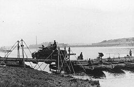 Un Panzer IV traversant la Meuse néerlandaise sur un pont de bateau, le 16 mai.