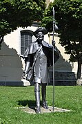 Statue eines Jakobus-Pilgers in Pfullendorf mit Pilgerhut, Pilgerstab, Pelerine, Pilgermantel und Pilgertasche