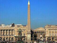 La plaza de la Concordia (París), representa muy bien cómo las plazas son espacios de poder, y cambian con éste: albergó sucesivamente una estatua de Luis XV, la guillotina revolucionaria y un obelisco traído de Luxor por Napoleón. La palabra escogida para su denominación definitiva pretendía poner fin a los enfrentamientos, y también simboliza el papel de convivencia y relación cívica que tienen las plazas.