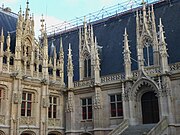 Gabbie gotiche elaborate del Palazzo di Giustizia di Rouen.