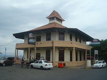 La antigua Capitanía de Puntarenas es un edificio icónico de la ciudad. Construida en 1938, de estilo neocolonial, posee corredores, balcones y grandes ventanas que le dan aire de frescura.