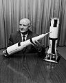 Arthur Rudolph, Betriebsdirektor der Mittelwerk GmbH, Aufnahme nach 1964 mit Saturn-V-Modell